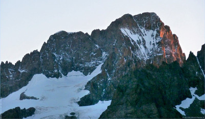 Dôme et Barre des Ecrins séparés par la brèche Lory