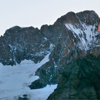 Dôme et Barre des Ecrins séparés par la brèche Lory