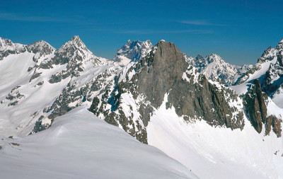 Roche Emile Pic , Pic de Neige Cordier, la Meije, Pic Gaspard, Pic Jean Gautier, début des Agneaux à droite par YM en 1973