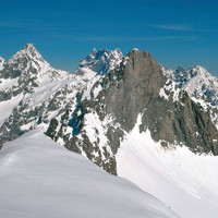 Roche Emile Pic , Pic de Neige Cordier, la Meije, Pic Gaspard, Pic Jean Gautier, début des Agneaux à droite par YM en 1973