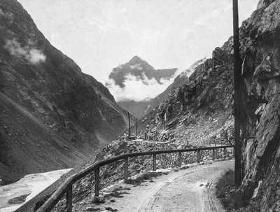 La route de Saint-Christophe-en-Oisans au dessus de Plan-du-Lac, au fond Pied Moutet, par Victor Riston La route de Saint-Christophe-en-Oisans au dessus de Plan-du-Lac, au fond Pied Moutet, par Victor Riston