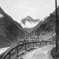 La route de Saint-Christophe-en-Oisans au dessus de Plan-du-Lac, au fond Pied Moutet, par Victor Riston