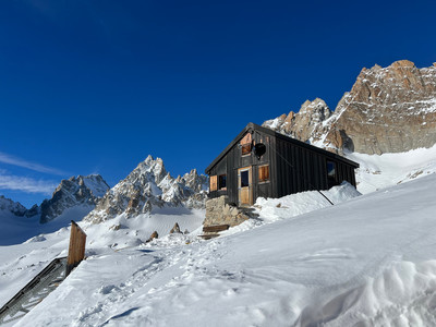 Bivouac de l'Envers des Dorées, côté envers. Bivouac de l'Envers des Dorées, côté envers.