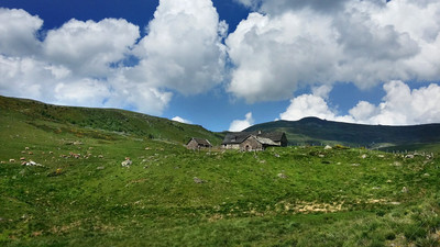 Plomb du Cantal depuis la vallée de Prat de Bouc Plomb du Cantal depuis la vallée de Prat de Bouc