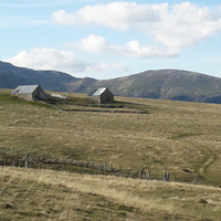 Burons sur la Haute-Planèze et le massif du Plomb du Cantal