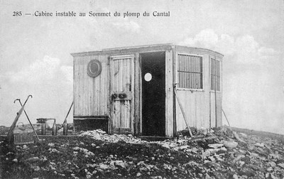 Ancienne cabane au sommet du Plomb du Cantal Ancienne cabane au sommet du Plomb du Cantal