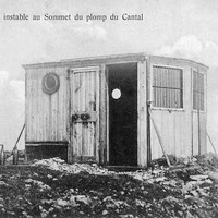 Ancienne cabane au sommet du Plomb du Cantal