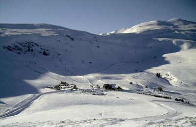 Station de Prat de Bouc et au loin le sommet du massif Station de Prat de Bouc et au loin le sommet du massif