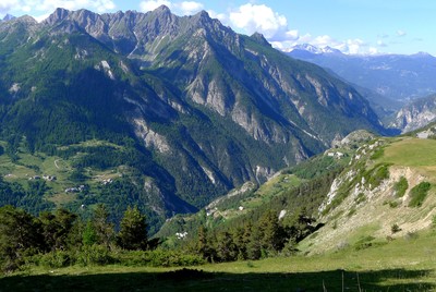 Bramousse (à gauche), les Escoyères (rive droite), sommet d'Assan, la Combe du Guil Bramousse (à gauche), les Escoyères (rive droite), sommet d'Assan, la Combe du Guil