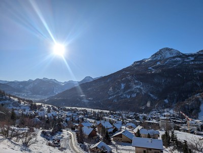 soleil matinal sur la route du parking de Villard Laté et vallée de Serre Che soleil matinal sur la route du parking de Villard Laté et vallée de Serre Che
