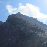 Premier ressaut de l'arête W (en haut) 