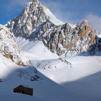 refuge du Clot des Vaches devant le Pic de la Moulinière