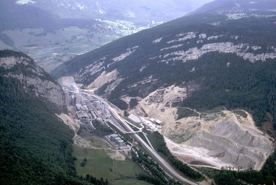 Plagne avec la cimenterie, il y avait encore de la forêt... Plagne avec la cimenterie, il y avait encore de la forêt...