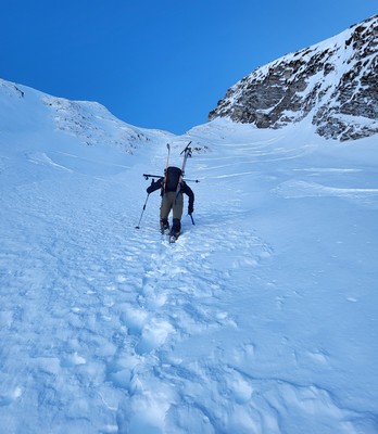 EN BAS DU COULOIR EN BAS DU COULOIR