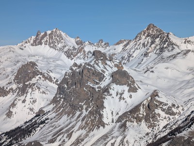 Ste Marguerite N: Zoom sur l'Aiguillette du Lauzet, devant la Pointe des Cerces (g) et Tête de Cassille (d) Ste Marguerite N: Zoom sur l'Aiguillette du Lauzet, devant la Pointe des Cerces (g) et Tête de Cassille (d)