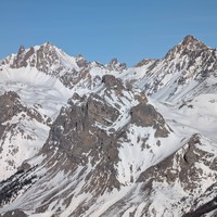 Ste Marguerite N: Zoom sur l'Aiguillette du Lauzet, devant la Pointe des Cerces (g) et Tête de Cassille (d)