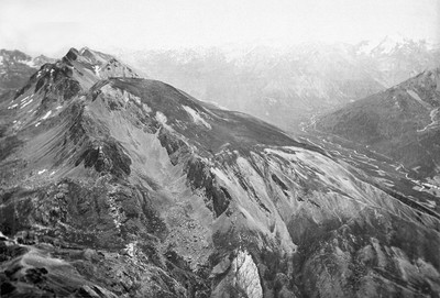 Tête Dure, vue sur la haute Ubayette. Vallon du Lauzanier au fond à droite. Pris de la Tête de Viraysse, en 1896 par Paul Lancrenon Tête Dure, vue sur la haute Ubayette. Vallon du Lauzanier au fond à droite. Pris de la Tête de Viraysse, en 1896 par Paul Lancrenon