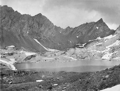 Lac des Neuf Couleurs, en 1897 par Paul Lancrenon Lac des Neuf Couleurs, en 1897 par Paul Lancrenon
