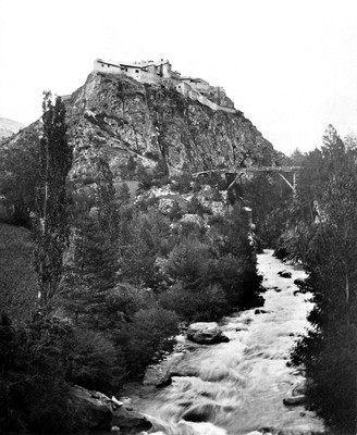 Château Queyras et le Guil Château Queyras et le Guil