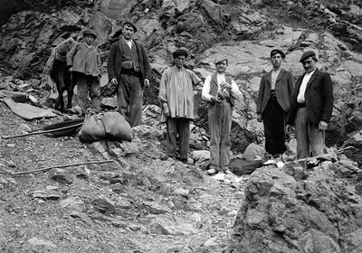 Passage de migrants par le Port de Vénasque en 1907 Passage de migrants par le Port de Vénasque en 1907