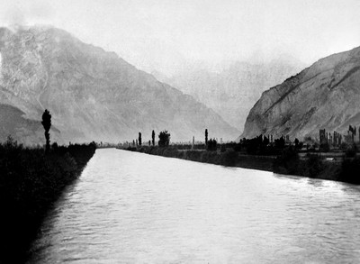 La Romanche canalisée vers Bourg-d'Oisans La Romanche canalisée vers Bourg-d'Oisans