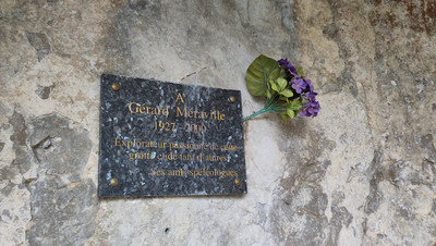 Plaque commémorative pour le spéleogue Gérard Méraville Plaque commémorative pour le spéleogue Gérard Méraville
