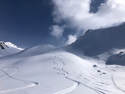 Belle neige dans les pentes supérieures du Rinertälli ! Belle neige dans les pentes supérieures du Rinertälli !