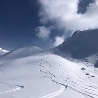 Belle neige dans les pentes supérieures du Rinertälli !