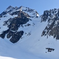 Col de Vertsan (au centre) et sa belle pente régulière versant Combe de Vertsan