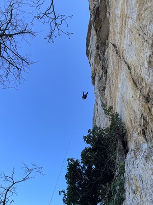 Patrick dans le rappel de 100m (corde fixe) Patrick dans le rappel de 100m (corde fixe)