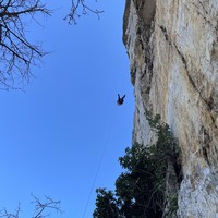 Patrick dans le rappel de 100m (corde fixe) 