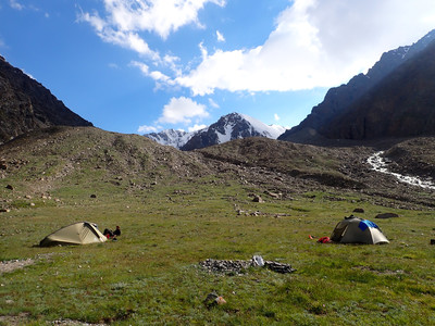 Un joli camp. Au loin et au milieu le pic des 4 français Un joli camp. Au loin et au milieu le pic des 4 français