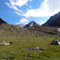 Un joli camp. Au loin et au milieu le pic des 4 français