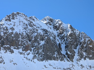 Couloir NW de l'antécime de la Lause, depuis le lac inf. de Valscura (zoom) Couloir NW de l'antécime de la Lause, depuis le lac inf. de Valscura (zoom)