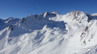 Aiguilles des Sasses à droite - Crête des Ceingles à gauche - Grand Golliat au centre