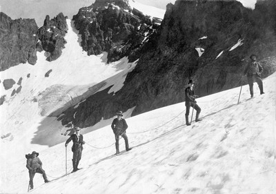 Cordée qui monte au col de la Temple versant W. Glacier de la Temple au pied du Pic Coolidge. Cordée qui monte au col de la Temple versant W. Glacier de la Temple au pied du Pic Coolidge.