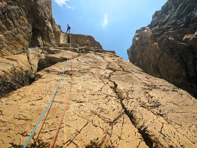 Vue depuis R0. Descente en rappel le long de L1 Titanic. Surplomb de Titanic est à la gauche du grimpeur. Tetanos à droite dans la fissure. Vue depuis R0. Descente en rappel le long de L1 Titanic. Surplomb de Titanic est à la gauche du grimpeur. Tetanos à droite dans la fissure.