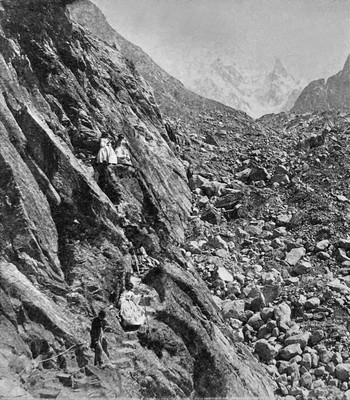 Le Mauvais Pas par Joseph Tairraz. A l'origine peu élevé au dessus du glacier. Au fond, la Dent du Géant. Le Mauvais Pas par Joseph Tairraz. A l'origine peu élevé au dessus du glacier. Au fond, la Dent du Géant.