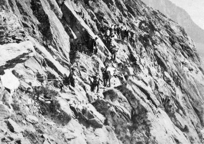 Groupe au Mauvais Pas par Joseph Tairraz. Photo souvenir pour les touristes. Groupe au Mauvais Pas par Joseph Tairraz. Photo souvenir pour les touristes.