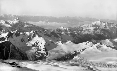 Vue de l'Elbrouz vers 5000 m : Shtavleri est le sommet bien individualisé à droite, par Vittorio Sella en 1889 Vue de l'Elbrouz vers 5000 m : Shtavleri est le sommet bien individualisé à droite, par Vittorio Sella en 1889