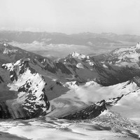 Vue de l'Elbrouz vers 5000 m : Shtavleri est le sommet bien individualisé à droite, par Vittorio Sella en 1889
