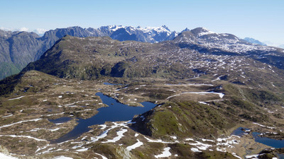 Lac Fourchu, avec le Grand Pic de Belledonne en arrière plan Lac Fourchu, avec le Grand Pic de Belledonne en arrière plan