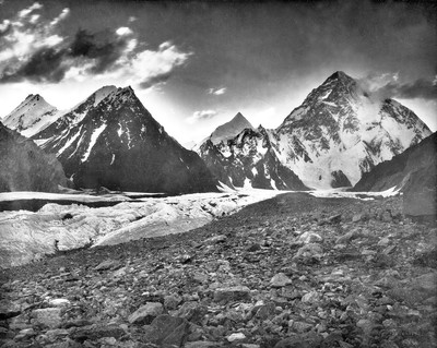 K2 vu de la moraine du glacier Godwin-Austen, en 1909, par Vittorio Sella K2 vu de la moraine du glacier Godwin-Austen, en 1909, par Vittorio Sella