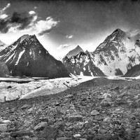 K2 vu de la moraine du glacier Godwin-Austen, en 1909, par Vittorio Sella