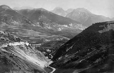 Les Fauries, bassin de Lus la Croix-Haute vus de la route du Col de Grimone par le CAF de l'Isère Les Fauries, bassin de Lus la Croix-Haute vus de la route du Col de Grimone par le CAF de l'Isère