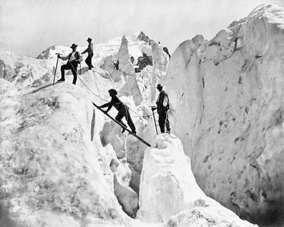 Passage de crevasses vers 1900 par Neurdein