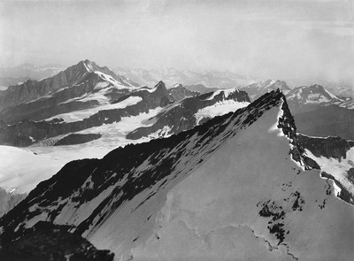 Nordend, et à gauche au fond les Mischabels, par Vittorio Sella, en 1885 Nordend, et à gauche au fond les Mischabels, par Vittorio Sella, en 1885