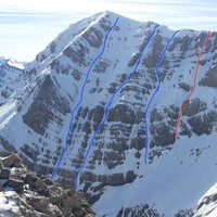 Ice Flow en rouge.  En bleue de gauche à droite goulotte de gauche, la centrale,  la Quintana 