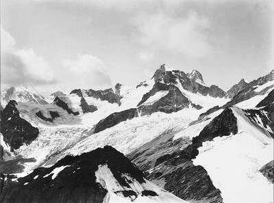 Dent d'Hérens, Obergabelhorn, Dent Blanche vus du Mettelhorn, par Vittorio Sella Dent d'Hérens, Obergabelhorn, Dent Blanche vus du Mettelhorn, par Vittorio Sella
