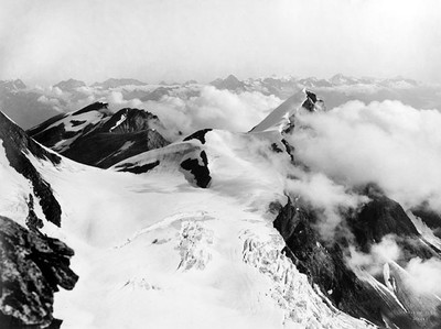 Brunegghorn et Oberland bernois vus de la crête du Weisshorn, par Vittorio Sella Brunegghorn et Oberland bernois vus de la crête du Weisshorn, par Vittorio Sella